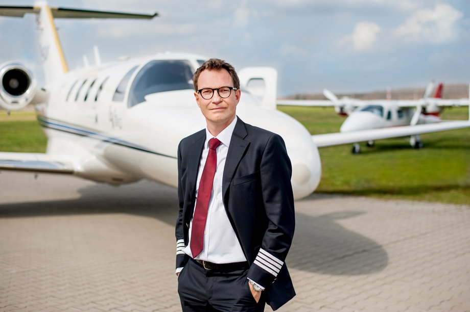 Jakub Benke, menedżer w branży lotnictwa biznesowego i pilot