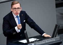 Antifa ujawnia: Niemiecki poseł pozował do zdjęcia z neonazistami