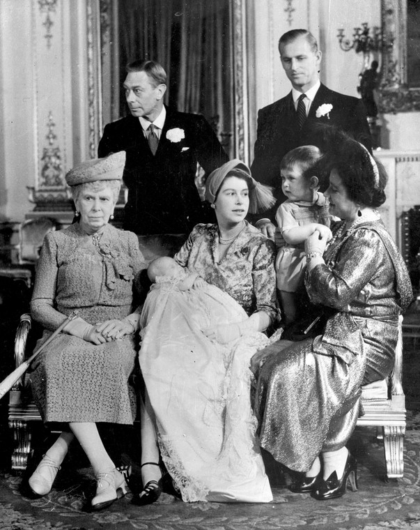 Elżbieta II z rodziną podczas chrzcin księcia Karola
