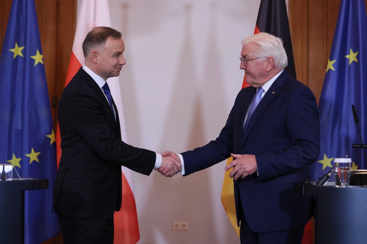 Berlin, Niemcy, 12.12.2022. Prezydenci Rzeczypospolitej Polskiej Andrzej Duda (L) oraz Niemiec Frank-Walter Steinmeier (P) podczas konferencji prasowej po spotkaniu w Berlinie, 12 bm. Prezydent RP kontynuuje wizytę roboczą w Republice Federalnej Niemiec. (amb) PAP/Leszek Szymański