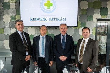 Dr. Hodossy Lajos, a Roche Magyarország Kft. ügyvezető igazgatója, Dr. Samu Antal, a Magángyógyszerészek Országos Szövetsége elnökségi tagja, Dr. Mikola Bálint, Magángyógyszerészek Országos Szövetsége elnöke és Torjai Gábor, a Nero Consulting Kft. ügyvezető igazgatója.