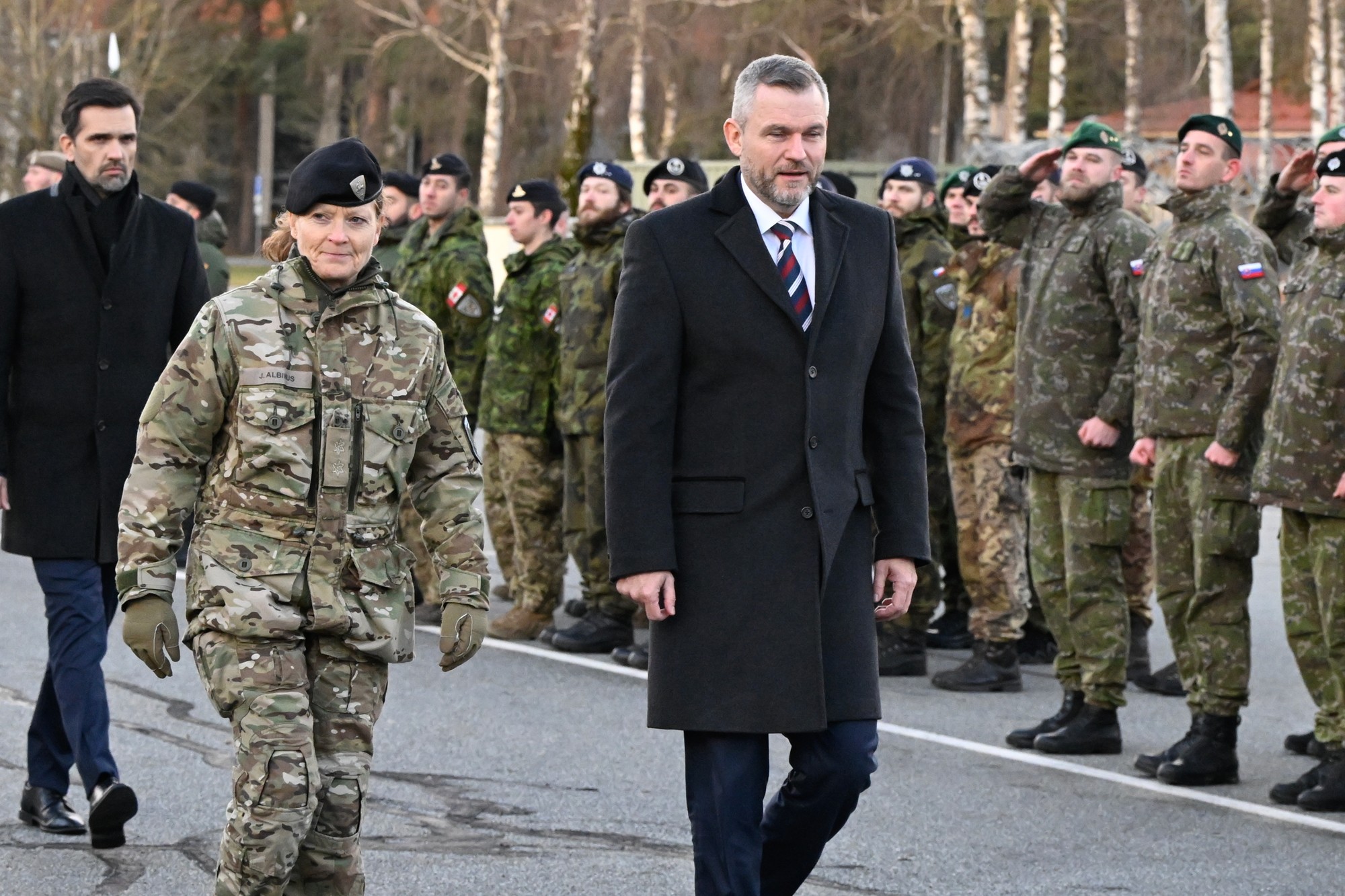 Prezident SR Peter Pellegrini sa v stredu na medzinárodnej vojenskej základni v lotyšskom Ádaži stretol so slovenskými vojakmi na misii NATO.