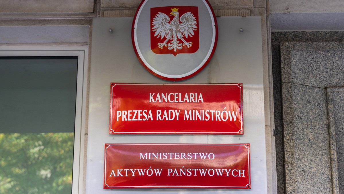 Tabliczka na gmachu Ministerstwa Aktywów Państwowych w Warszawie