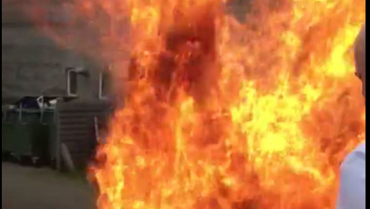 Durva: hatalmas lángok lepték el a fahéjjal leöntött férfit