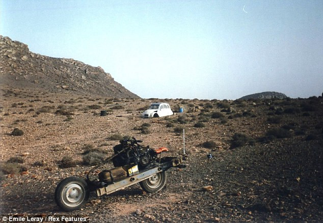 Emile Leray demontuje swojego Citroena 2CV na marokańskiej pustyni