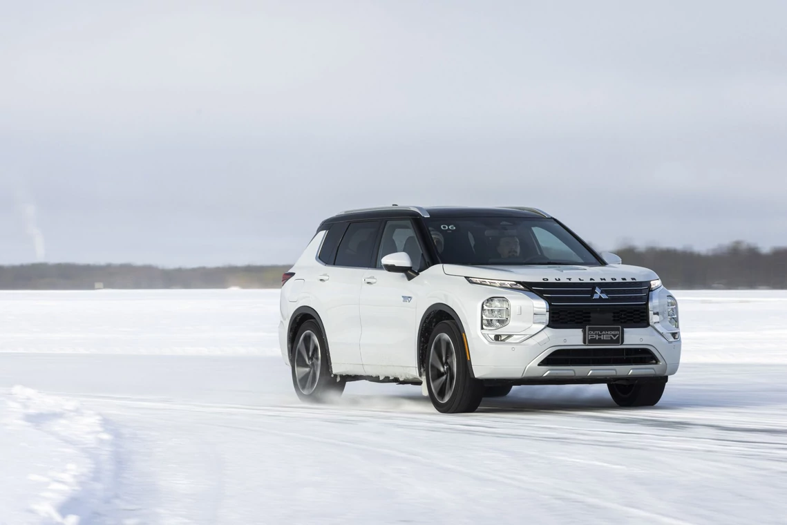 Mitsubishi Outlander PHEV tańczy na lodzie w Kuusamo