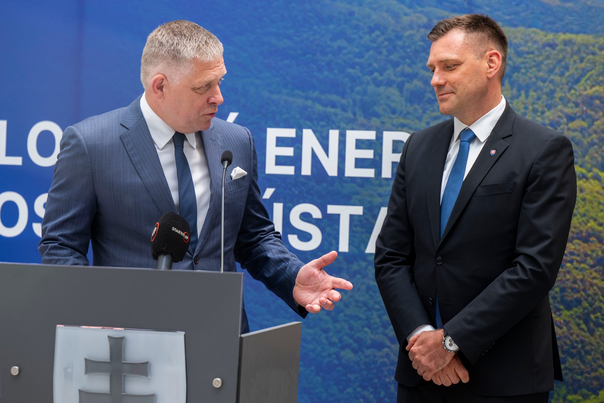 Premiér SR Robert Fico (Smer-SD) a podpredseda vlády a minister životného prostredia SR Tomás Taraba (nominant SNS).