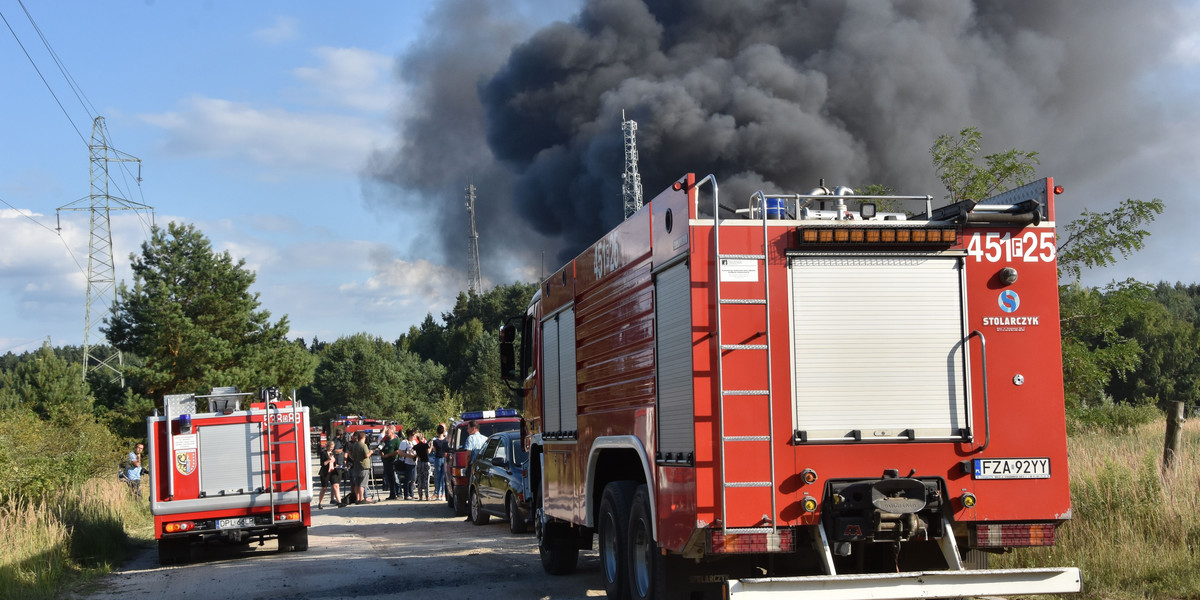 Pożar nielegalnego wysypiska śmieci w Jakubowie. Właściciel usłyszał zarzuty