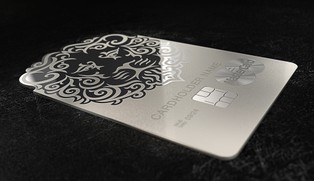 Metalowa, z wyświetlaczem, przeźroczysta: oto 5 kart innych niż wszystkie