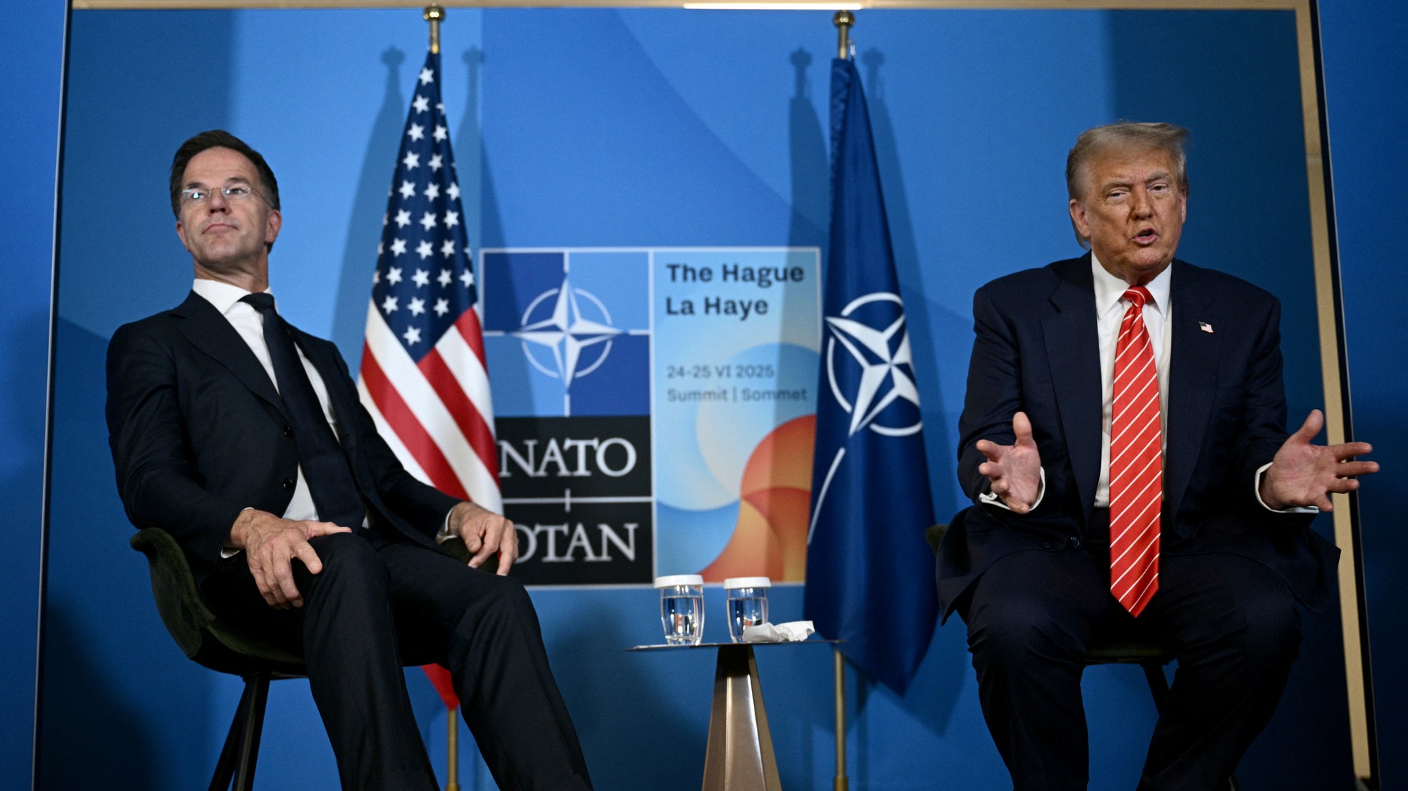 Generálny tajomník NATO Mark Rutte (vľavo) a americký prezident Donald Trump (vpravo) hovoria s médiami počas samitu hláv štátov a vlád NATO v Haagu.