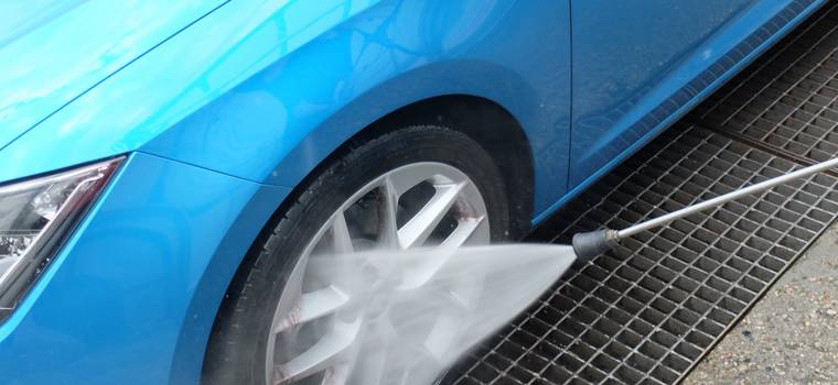 Jak utrzymać felgi auta w czystości i co robić, by brudziły się mniej?