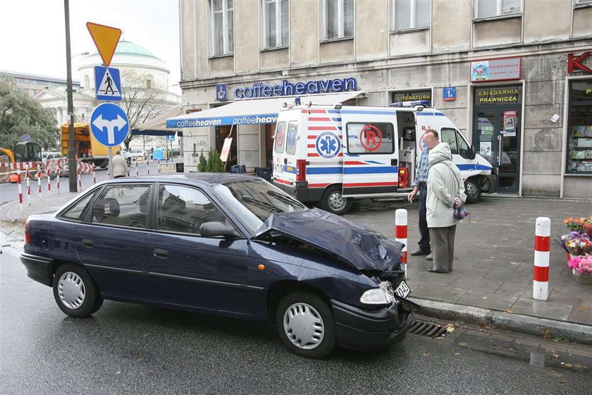 Karetka zaparkowała w księgarni