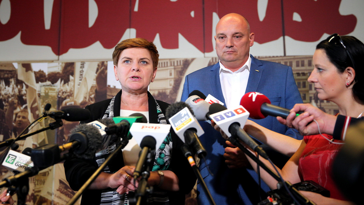 Kandydatka PiS na premiera Beata Szydło zapowiedziała, że priorytetem po ewentualnie wygranych przez PiS wyborach będzie przyjęcie strategii rozwoju polskiego górnictwa. Podstawą energetyki musi być polski węgiel - podkreśliła.