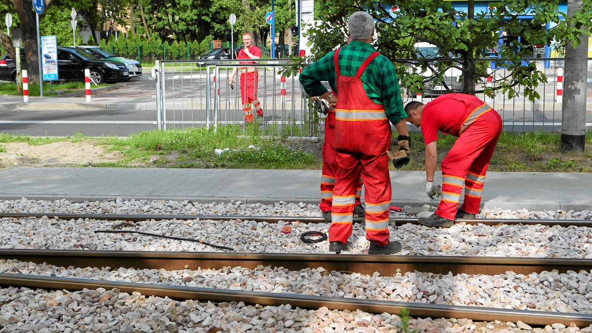 Chyba zwariowałaś! - usłyszała Anka gdy oznajmiła koleżankom, że po 20 latach pracy w szpitalu zwalnia się, by wyjechać do Anglii po to, aby żyć z mężczyzną poznanym przez Internet. Coraz więcej osób dojrzałych decyduje się na rozpoczęcie nowego życia z nowymi ludźmi w nowym kraju. Dla większości z nich emigracja to bilet w jedną stronę.