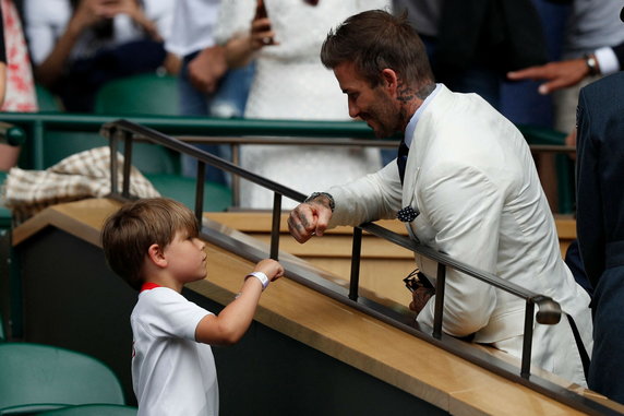 David Beckham przybija "żółwika" z polskim kibicem