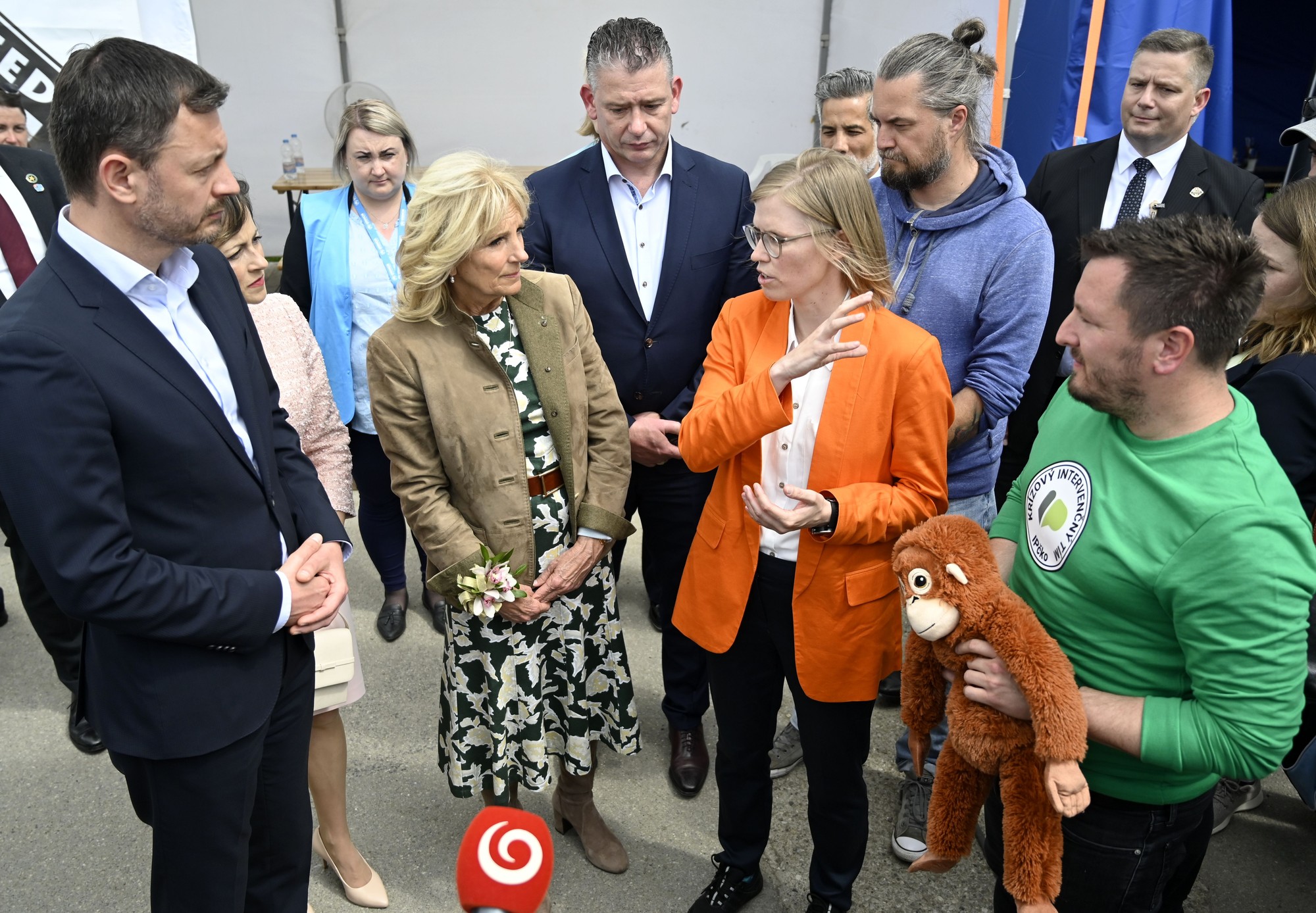 Zľava: Eduard Heger, manželka Lucia Hegerová, prvá dáma USA Jill Bidenová a minister vnútra SR Roman Mikulec počas rozhovoru s dobrovoľníkmi na hraničnom priechode s Ukrajinou Vyšné Nemecké v nedeľu 8. mája 2022.