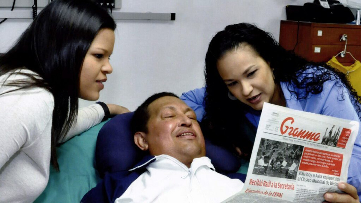 Pojawiło się pierwsze zdjęcie prezydenta Wenezueli Hugo Chaveza, odkąd przeszedł on ciężką operację w związku z chorobą nowotworową, na którą cierpi - poinformowało BBC News.
