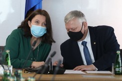 Rekordowo niskie poparcie dla PO w sondażu dla DGP. Suski: Skończą jak PZPR