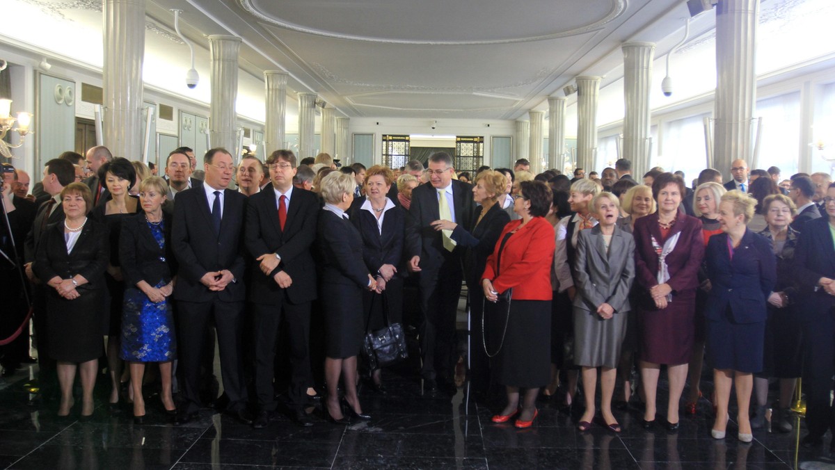 Dziś o godz. 11 w Sali Kolumnowej w Sejmie rozpoczęła się uroczystość wręczenia nowym posłom zaświadczeń o wyborze.