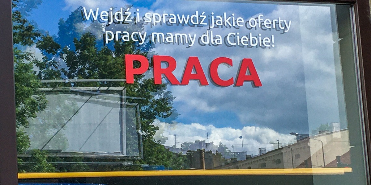 Rynek pracy. W pewnych grupach zawodowych występuje bezrobocie przy jednoczesnym niedoborze pracowników w innych zawodach.