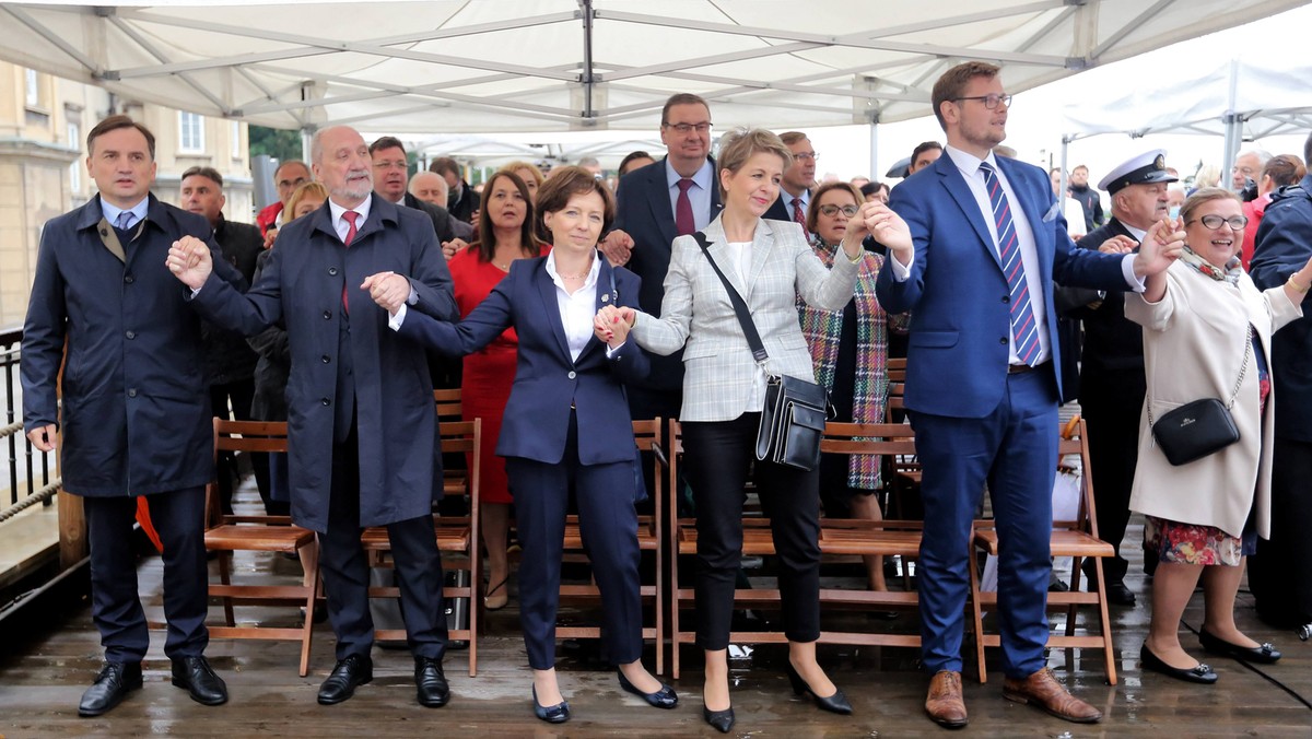 Częstochowa, 11.07.2020. Minister sprawiedliwości Zbigniew Ziobro (L), minister rodziny, pracy i polityki społecznej Marlena Maląg (3L), poseł PiS Antoni Macierewicz (2L), minister środowiska Michał Woś (2P) i europosłanka Beata Kempa (P) podczas mszy w ramach XXIX Pielgrzymki Rodziny „Radia Maryja na Jasnej Górze.