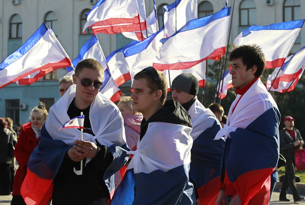 Mieszkańcy Krymu na Placu Lenina w Symferopolu. EPA/YURI KOCHETKOV/PAP/EPA