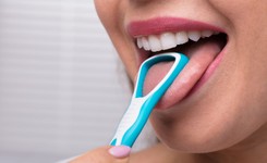 Język wiele 'mówi' o naszym zdrowiu. Co żyje na języku i czy warto go skrobać?