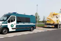 Inspektorzy ITD zatrzymali transport drewnianego domu. Kierowca wręcz prosił się o kontrolę