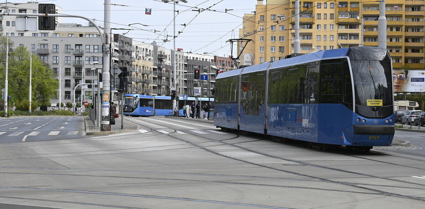 Koniec wymiany rozjazdów. Tramwaje wracają na Nowowiejską