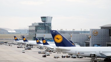 strajk lifthansy paraliż na niemieckich lotniskach. prawie wszystkie loty są odwołane