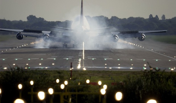 avion na pisti, ilustracija