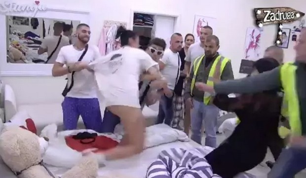 SLOMILA STAKLO Mina napravila haos, histerisala, obezbeđenje je IZNELO IZ KUĆE