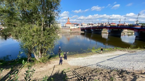 Młody mężczyzna uciekał przed policją. Przepłynął Wartę wpław