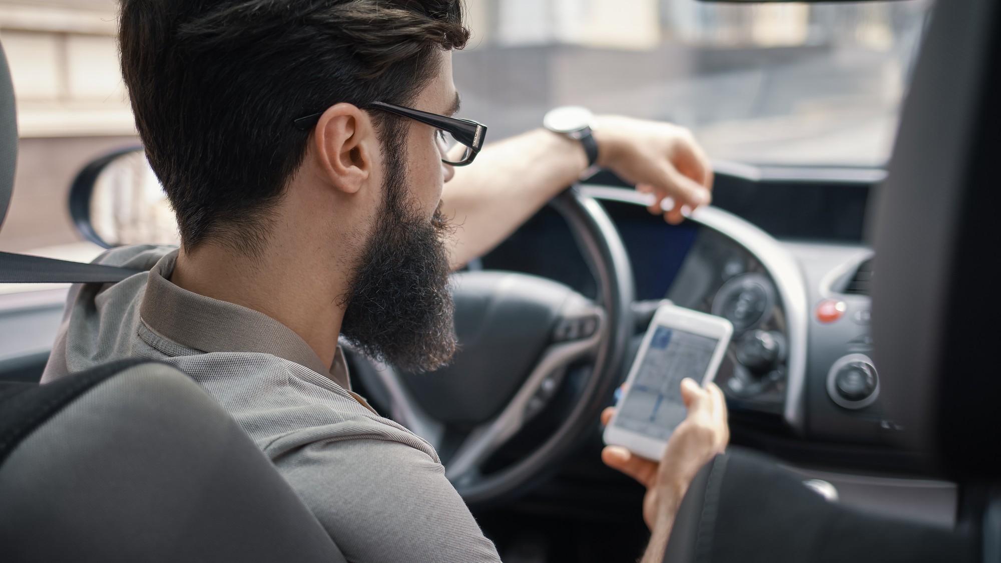 Zdvihnutie telefónu na červenej vás bude stáť vysokú pokutu aj pri automaticky vypnutom motore. 