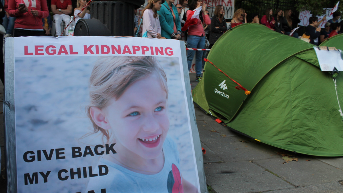 Matka walczy o dziecko protest przed Ambasadą Szwecji. Piotr Halicki1