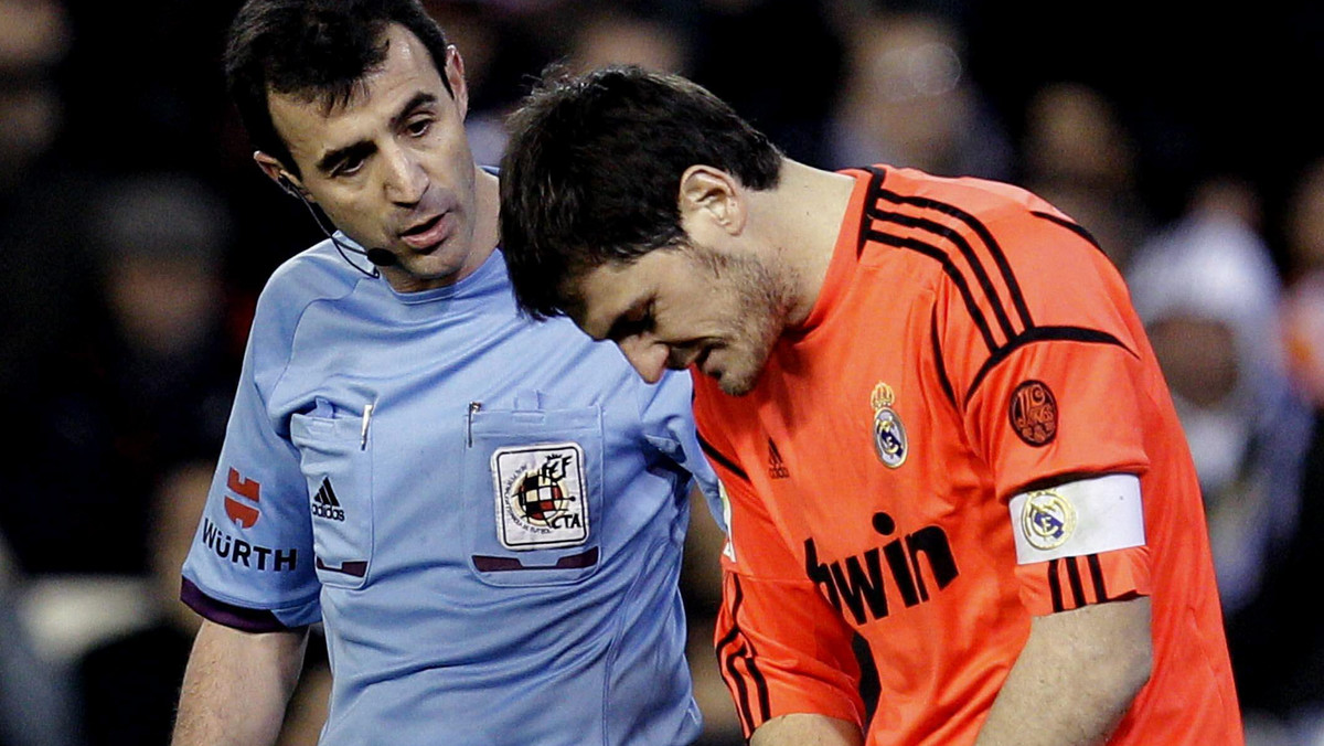Bramkarz Realu Madryt i reprezentacji Hiszpanii, Iker Casillas, przejdzie w piątek rano operację kontuzjowanej lewej dłoni. Jak donosi "AS", jego przerwa w grze potrwa od sześciu do ośmiu tygodni.
