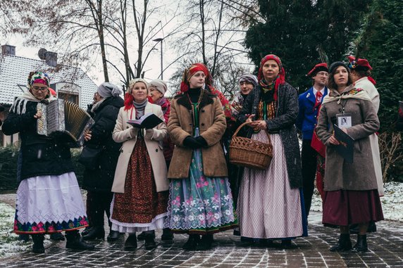 Śpiewanie ludowych przyśpiewek weselnych