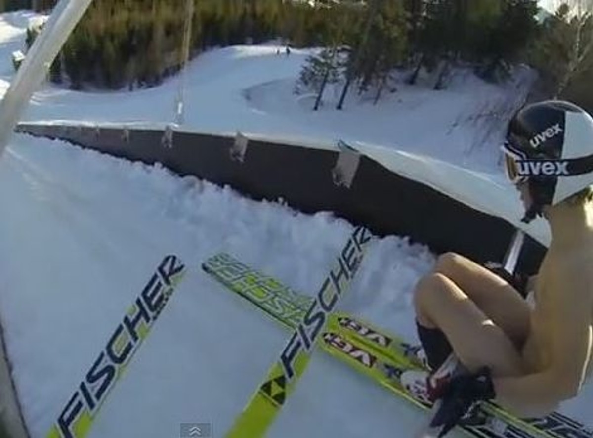 Norweski skoczek został gwiazdą internetu. Skoczył na golasa. WIDEO