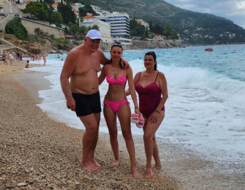 Saška Karan sa mužem i sa ćerkom na letovanju