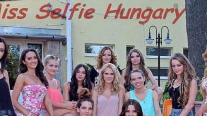 Botrány a Miss Selfie-n! Két döntőst kizártak a versenyből