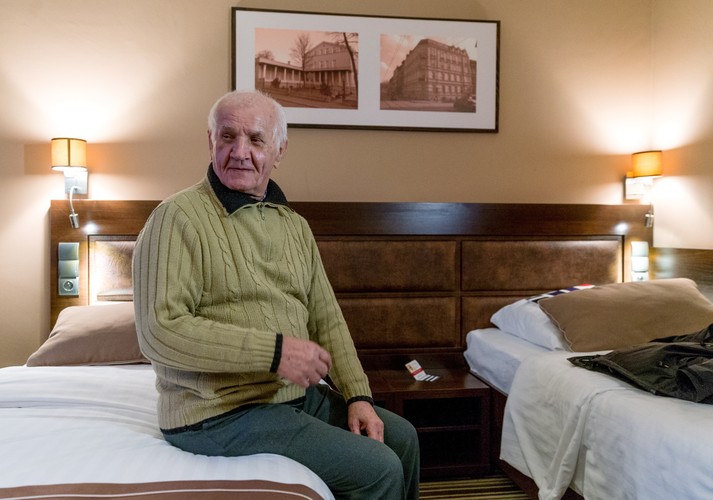 78-letni Feliks Meszka czeka na przyjazd bratanicy w jednym z katowickich hoteli