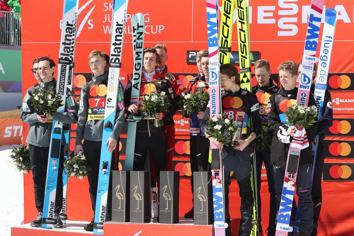 Planica, Słowenia, 01.04.2023. Podium ostatniego konkursu drużynowego zawodów Pucharu Świata w skokaOd lewej: reprezentacja Słowenii (Lovro Kos, Domen Prevc, Timi Zajc, Anze Lanisek - 2. miejsce), zespół Austrii (Daniel Tschofenig, Michael Hayboeck, Jan Hoerl, Stefan Kraft - 1. miejsce) i ekipa Norwegii (Johann Andre Forfang, Bendik Jakobsen Heggli, Robert Johansson, Halvor Egner Granerud - 3. miejsce)