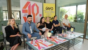 (s leva na desno) Anita Šabotić, članica saveta, Nikola Jovanović, predsednik Opštine Budva, Ivana Lazović, direktorka JU "Grad teatar", Svetlana Ivanović, glavna urednica programa i Dragan Vukadinović, Grad teatar