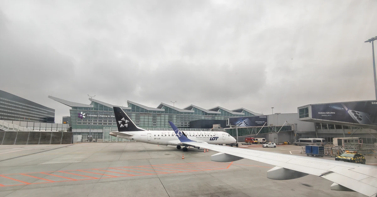 Pasażerowie muszą uważać. Możliwe opóźnienia lotów, oblodzone samoloty
