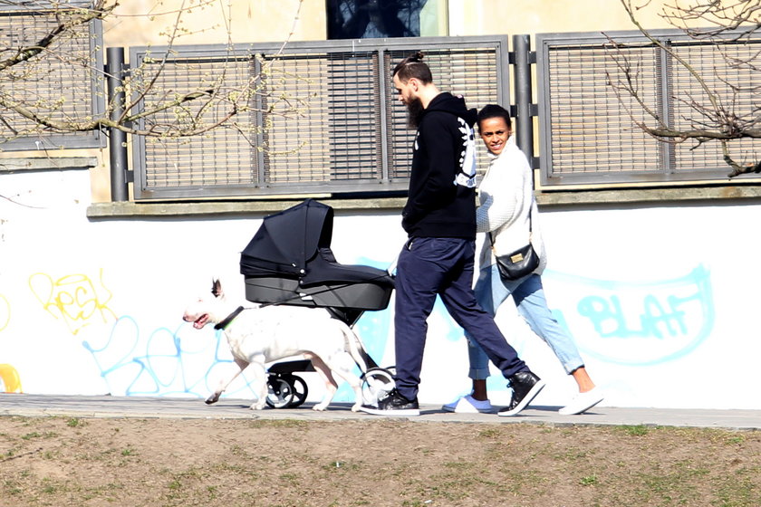 Aleksandra Szwed z partnerem i z dzieckiem na spacerze