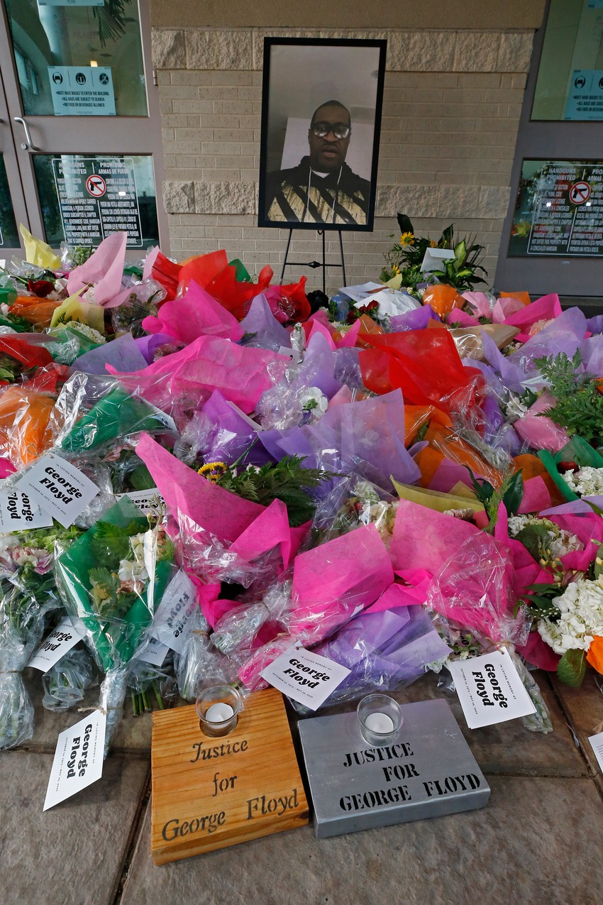 Cveće ispred slike Džordža Flojda u Hjustonu