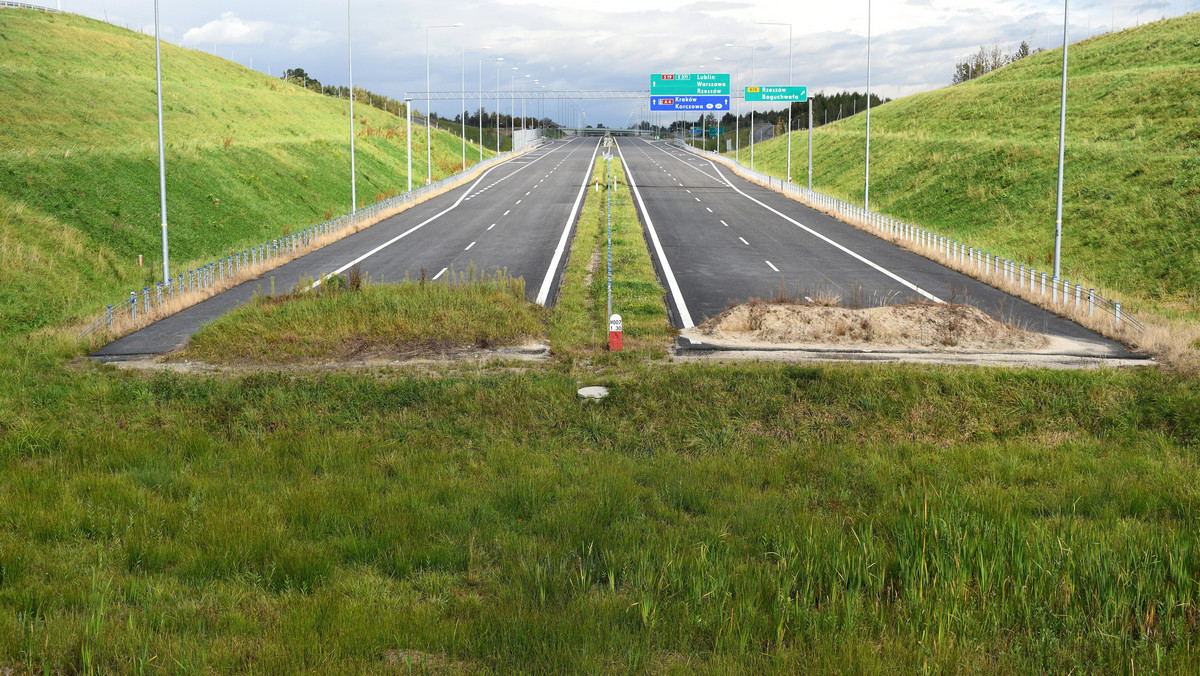 Z udziałem m.in. ministra infrastruktury Andrzeja Adamczyka w Rzeszowie został ogłoszony przetarg na pierwszy odcinek szlaku Via Carpatia (drogi S19) na południe od Rzeszowa do Babicy. To jest dobry dzień dla Polski, to jest dobry czas dla polskiego transportu – ocenił minister.