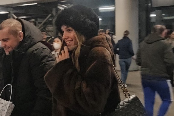 BRESKVICU SAČEKAO DEČKO POLICAJAC NA AERODROMU Ona mu poletela u zagrljaj, on NE SKIDA MASKU SA LICA! Pevačica presrećna što ga vidi (VIDEO)