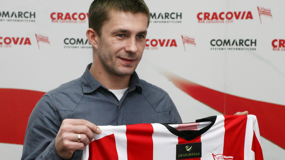 W poniedziałek Cracovia zaprezentowała swojego nowego-starego piłkarza. Piotr Giza, który przez ostatnie trzy lata grał dla warszawskiej Legii, związał się ponownie z klubem z ulicy Kałuży. Giza podpisał krótkoterminowy kontrakt, do końca sezonu 2010/2011 - informuje oficjalny serwis Pasów.