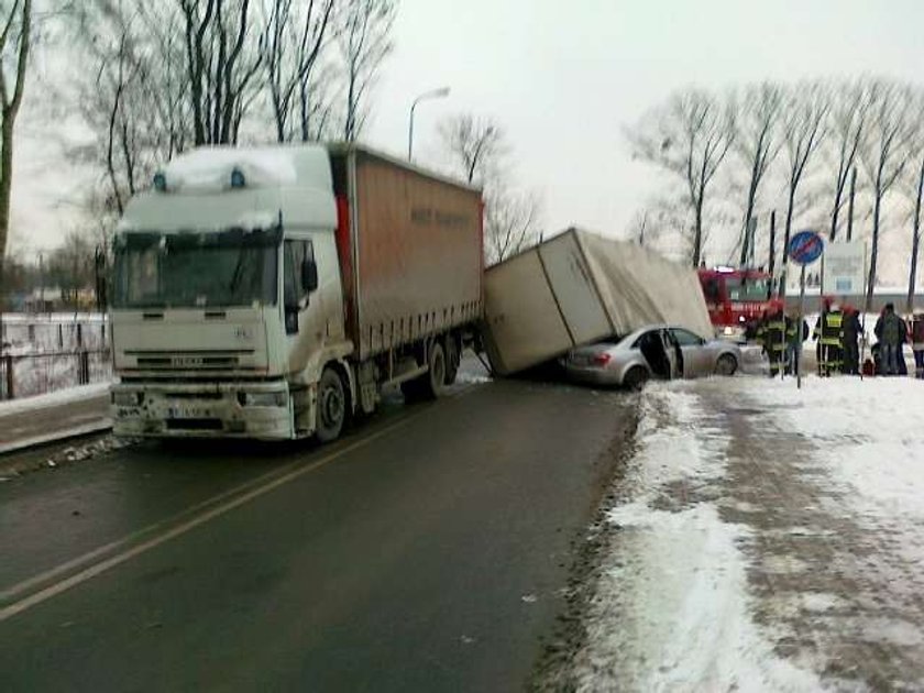 Koszmar! Przyczepa spadła na ciężarną kobietę! Nic się jej nie stało!